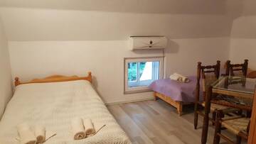 Фото номера Четырехместный номер эконом-класса Отель Hotel &amp; Restaurant Chukarite г. Котел 10