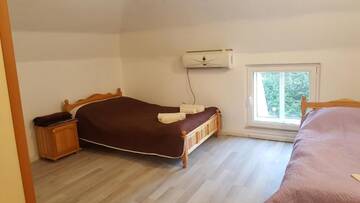 Фото номера Бюджетный трехместный номер Отель Hotel &amp; Restaurant Chukarite г. Котел 2
