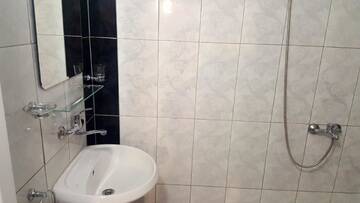 Фото номера Четырехместный номер эконом-класса Отель Hotel &amp; Restaurant Chukarite г. Котел 8