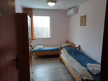 Фото номера Четырехместный номер с балконом Отель Hotel &amp; Restaurant Chukarite г. Котел 5